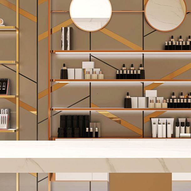 Bancone vuoto in marmo bianco in un elegante e lussuoso design d'interni di un negozio di cosmetici